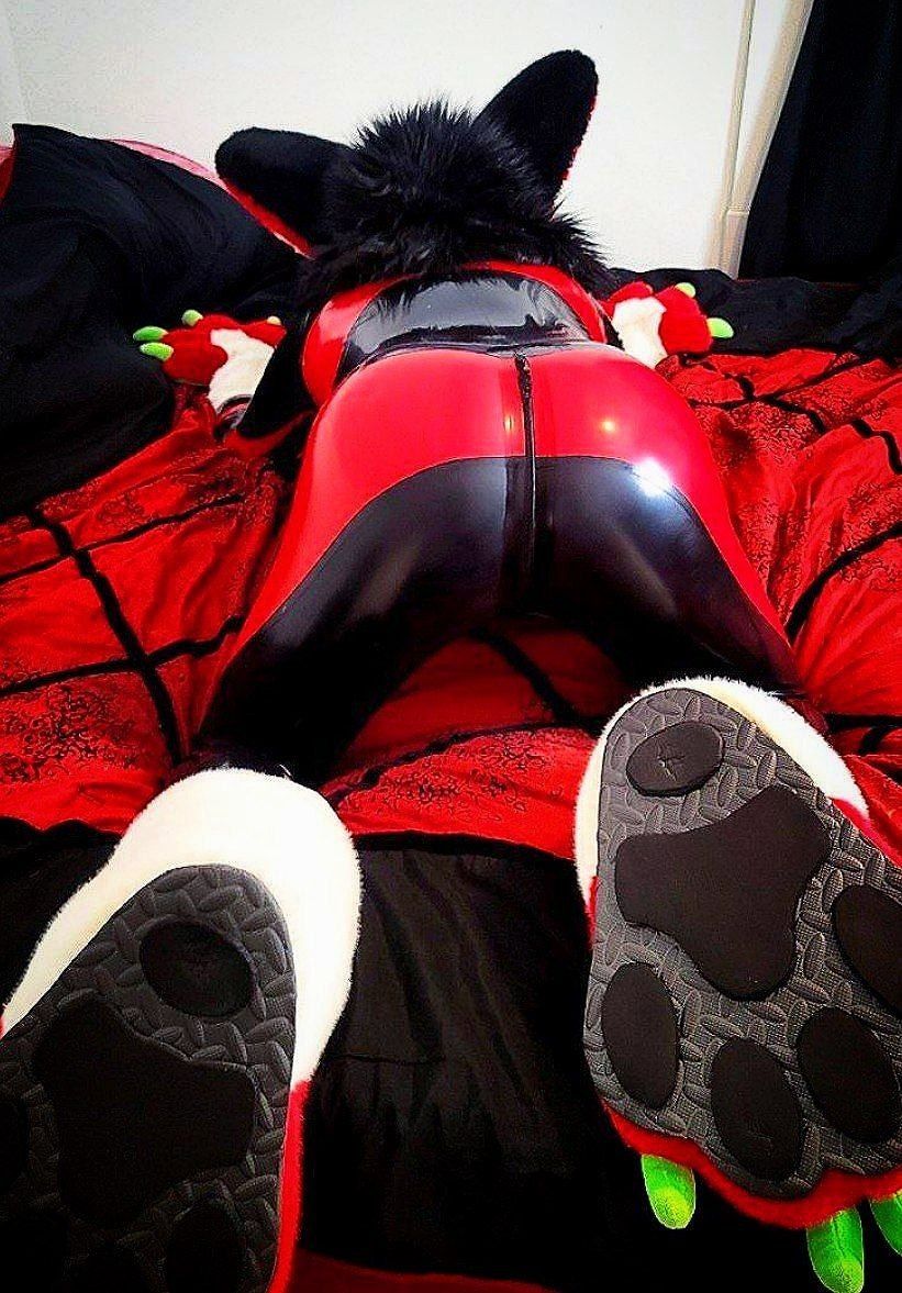 It's the #latexbuttchallenge✨🍑✨ Let me see that shiny butt! #shinysaturday #squeakysaturday #latexfur