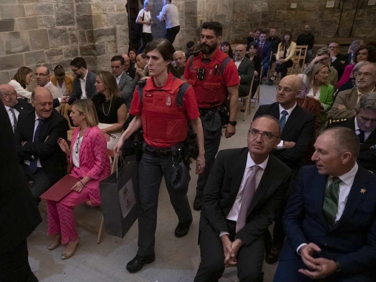 noticiasgob_na's tweet photo. 👉 Se le ha hecho entrega de una edición facsímil del #CodexCalixtinus, que ha sido recibido y llevado por la @policiaforal_na hasta la iglesia de San Juan de Jerusalén de Cizur Menor, perteneciente a la Orden de Malta. https://t.co/vK7YSHMMZ9