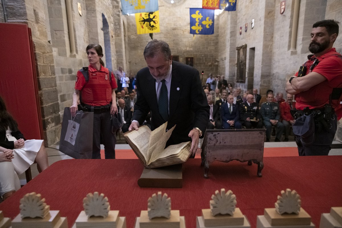 noticiasgob_na's tweet photo. 👉 Se le ha hecho entrega de una edición facsímil del #CodexCalixtinus, que ha sido recibido y llevado por la @policiaforal_na hasta la iglesia de San Juan de Jerusalén de Cizur Menor, perteneciente a la Orden de Malta. https://t.co/vK7YSHMMZ9