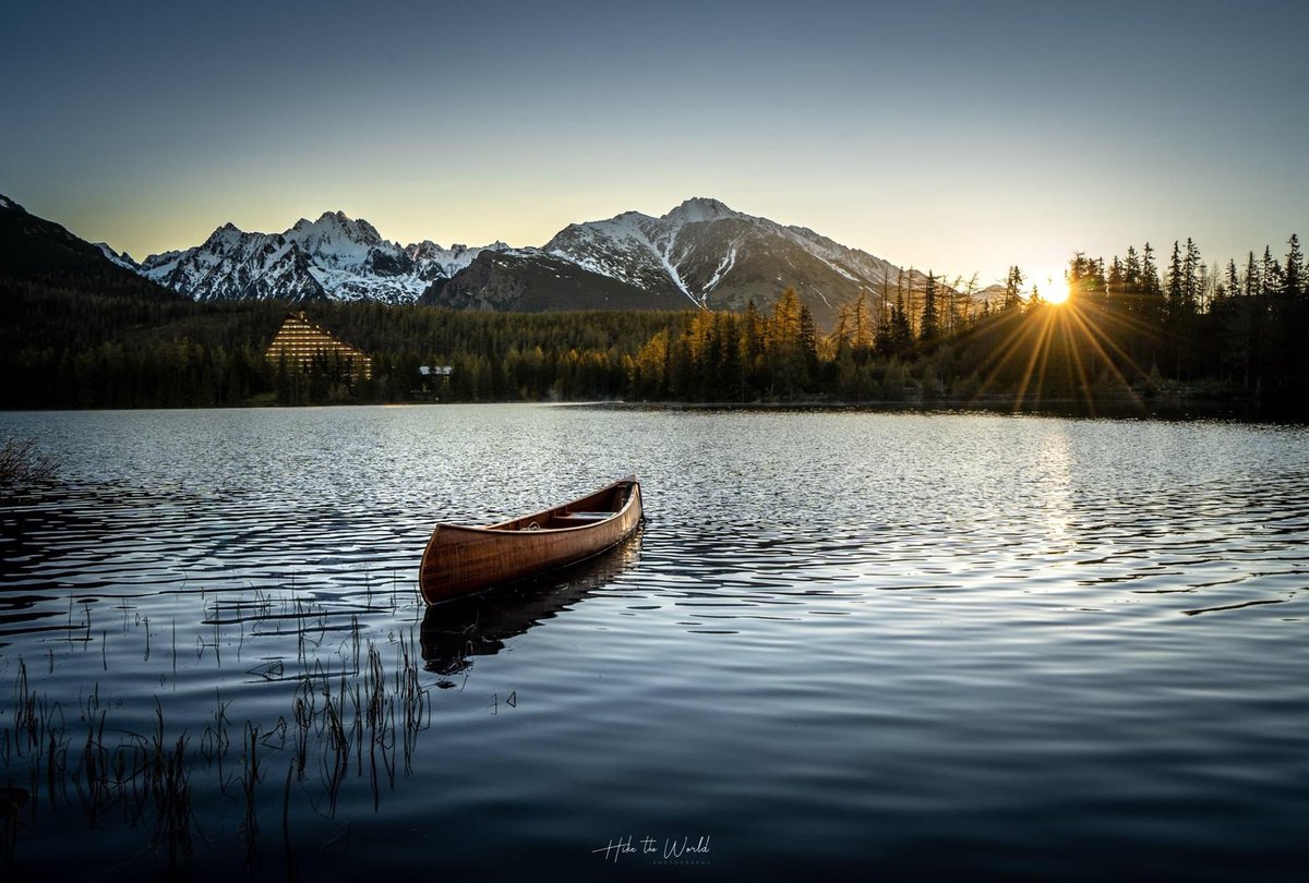 BestSlovakia's tweet photo. My most beloved lake in Slovakia... the mountains, fresh air and tranquility.
#StrbskePleso #HighTatras #VysokeTatry #NorthernSlovakia #KrivanPeak #KolibaPatria #GrandKempinskiStrbskePleso #Tours #Enjoy ♥️🇸🇰 📸 Hike the World https://t.co/ehDr1kvElt