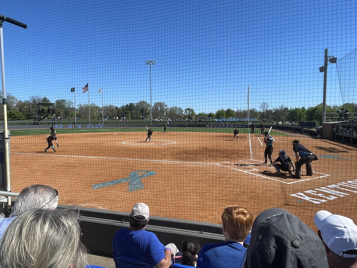 Kickin it at John Cropp Stadium. #Rally #BBN @UKsoftball @UKCoachLawson @JennaBecerra01 @BleavInSoftball 🥎