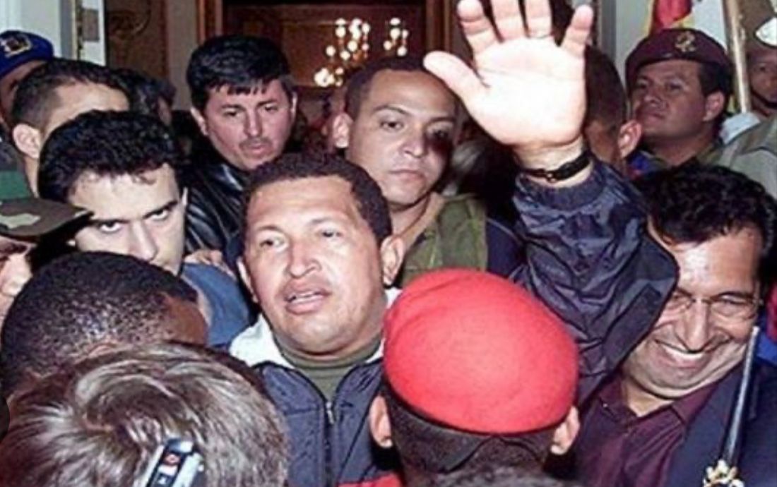 Hoy celebramos el 15 aniversario de la @Milicia_B1 y 22 años de los hechos inolvidables del #13Abr, gesta histórica que permitió retomar el hilo constitucional y el regreso de Hugo Chávez a Miraflores. Gracias a la unión cívico-militar se consolidó la #RevoluciónBolivariana