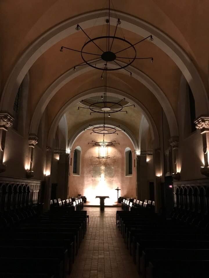 — Après complies Abbaye Notre-Dame de Jouarre (Seine-et-Marne), 13 avril 2019.