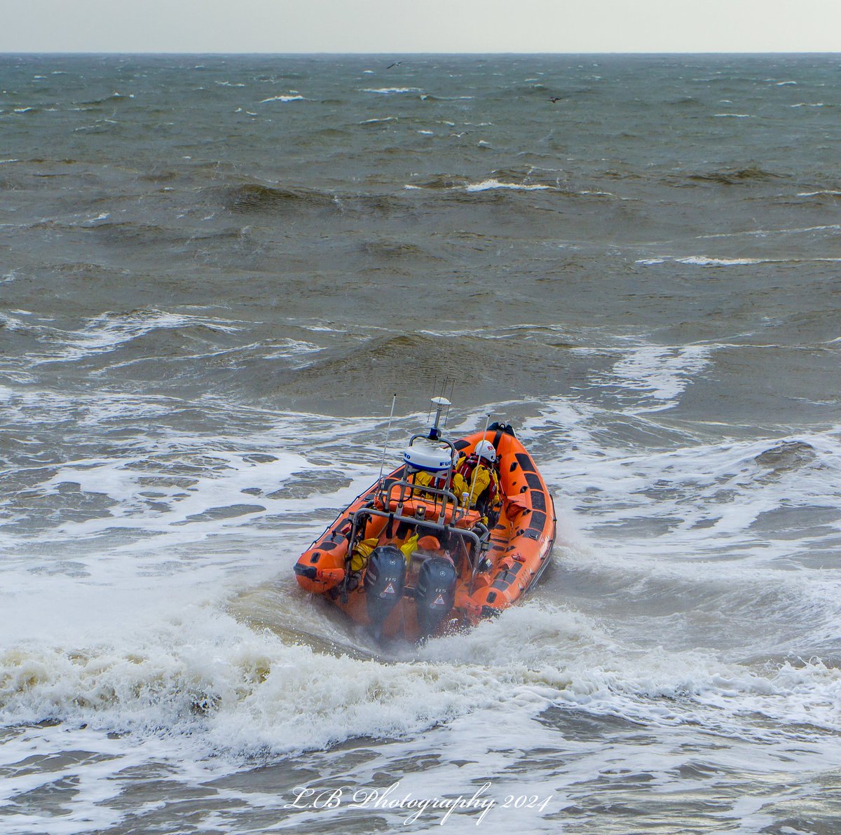 PositiveLee7's tweet photo. From the South Pier to the North Pier, a very busy day for the RNLI Blackpool, Blackpool Beach Patrol, and HM Coastguard here in Blackpool today. #Blackpool #RNLI #999coastguard #hmcoastguard #Blackpoolcouncil https://t.co/tPYRd4k5Jl
