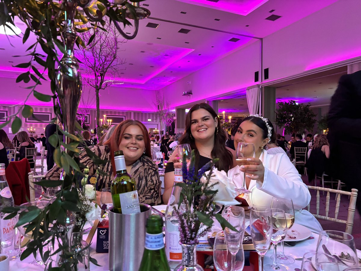 mariskasmt's tweet photo. Having a ball at the #CBAAwards https://t.co/5t1QKOIGVe