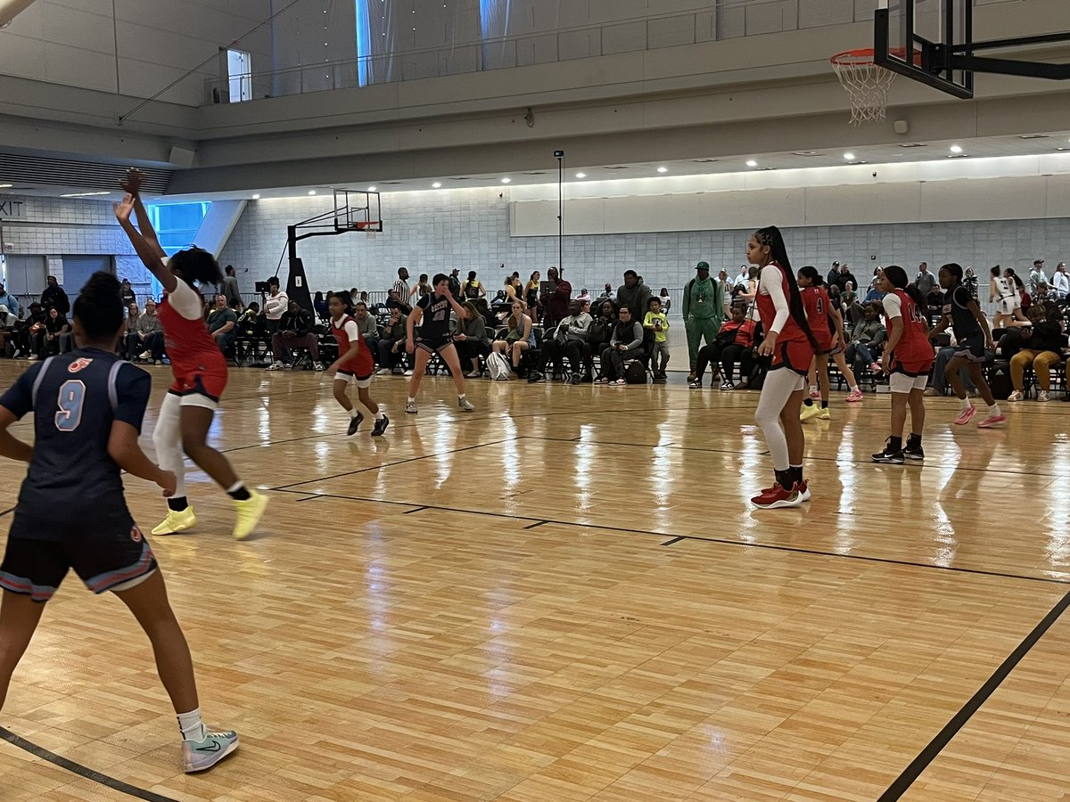 Hard to miss @JaydenMcClain24 on any court 🙌 Her @FBCNewYoungunz squad also features 30 sisters @Ellawatts33 and @t_stanfield2 Putting in that work at @WPABruinsTipOff #30things