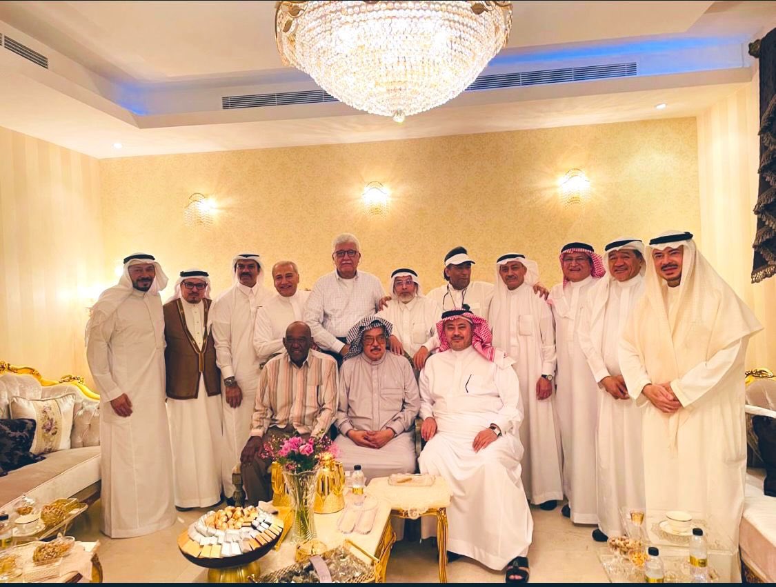 شرُفت ظهيرة هذا اليوم بحضور حفل المعايدة الذي اقامه اخي العزيز د نشأت غندورة الجراح المعروف ورائد جراحة القدم السكرية بداره العامر بحي المحمدية بجدة وبحضور ثلة كريمة من زملاء المهنة؛ 
وعلى رأسهم استاذي (د هاني مرداد وبروف سليمان ابراهيم الجالسان امامي في الصورة).
وعلى يسار د هاني