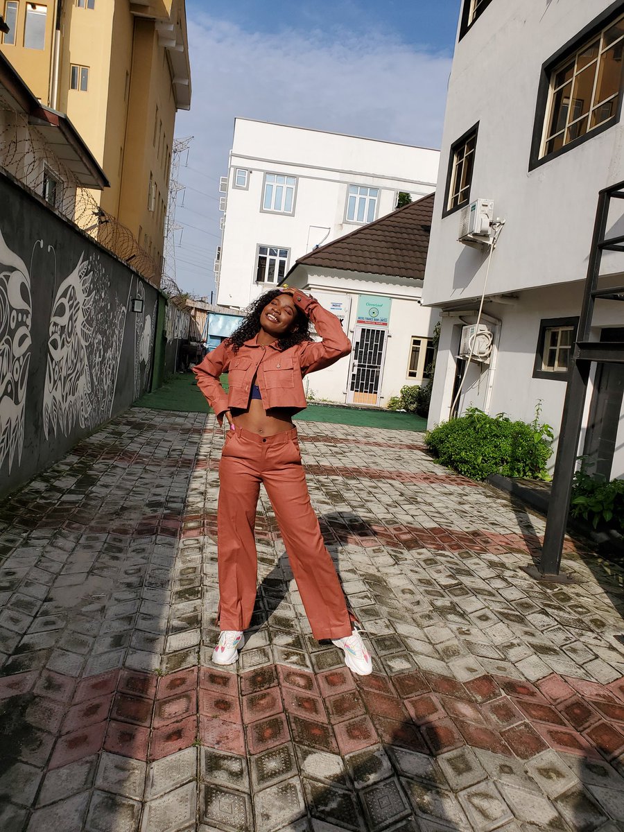 Last post for the day Happy birthday Olanike omo'ba, you shall never know a better yesterday , you will fulfill destiny with ease . This shall be your best year ever 💐🥂🥳 Cargo pant and second frame from @urbanfitng