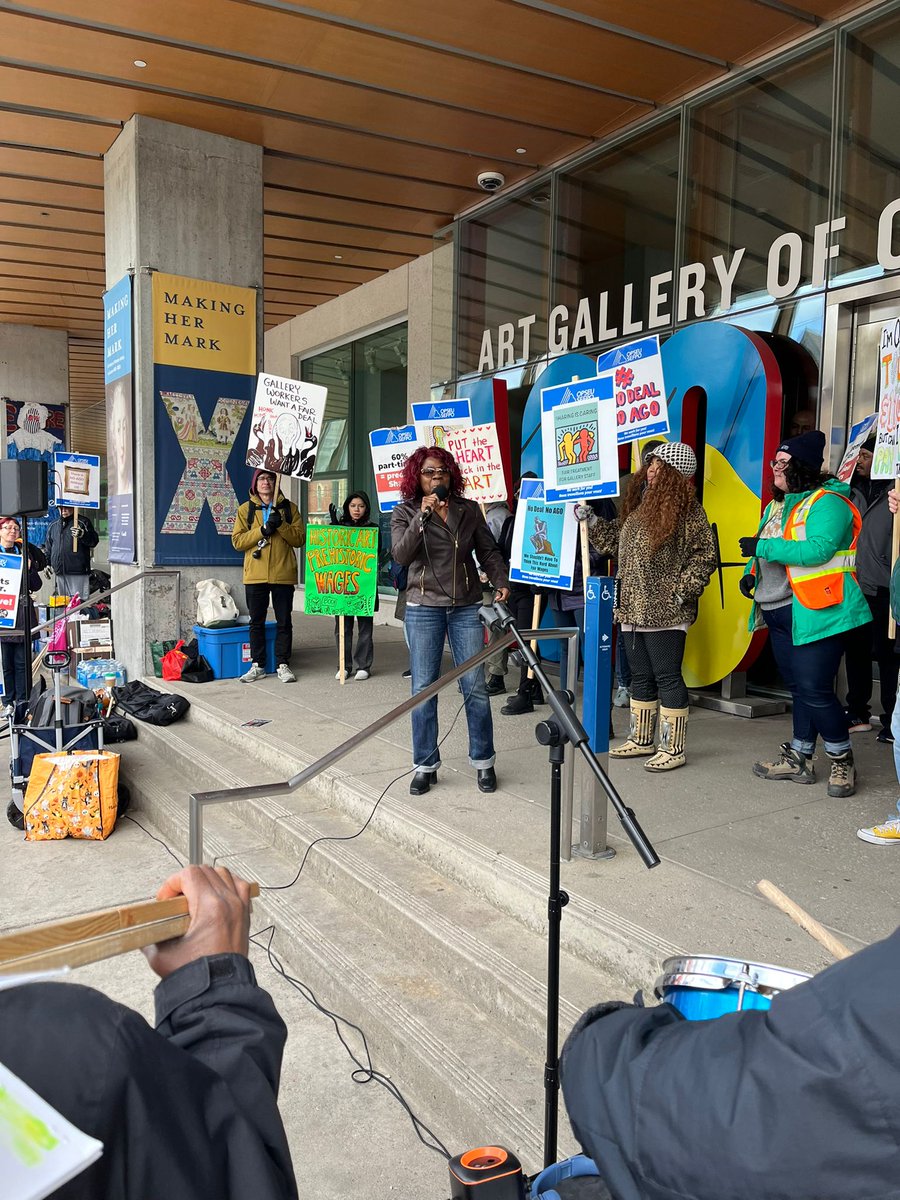 Public support for striking AGO workers is fantastic! So many different unions were out today in solidarity! #NoDealNoAGO @OPSEU