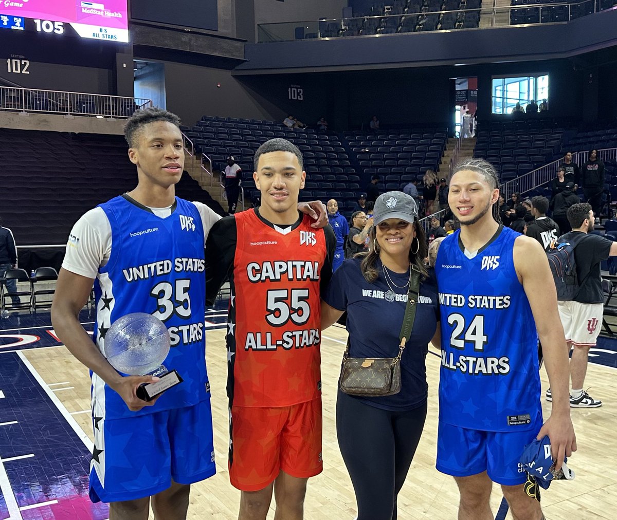 Georgetown’s freshman class + <a href="/AlisonW39/">Alison Williams</a>! 🐶🐶🐶🐶