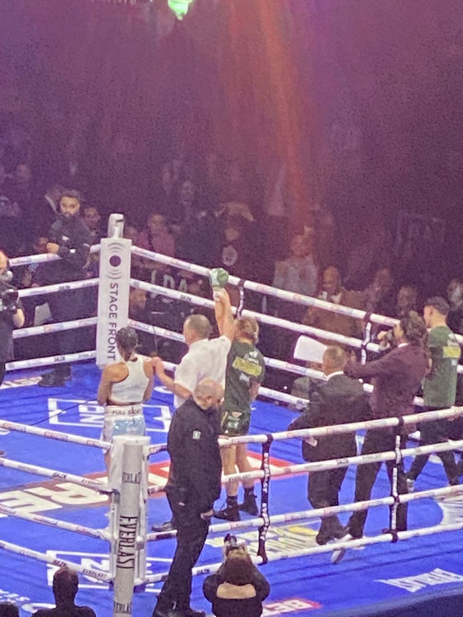 🥊 Fight Night LIVE 🥊

📝 98-91, 97-92, 96-93 

#AndTheNew 

@RhiannonDixon3 is the NEW lightweight world champion with a unanimous decision victory over Carbajal 👊🥊

Congrats to @ant_crolla & the team

#GillBarrett 

@EddieHearn | @MatchroomBoxing | 

#SimBoxx