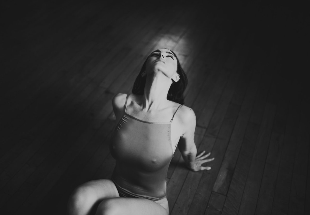 Embracing the elegance of black and white in fashion photography 🖤✨ Timeless portraits that capture the essence of style and sophistication. #BlackAndWhitePhotography #FashionPortraits #ClassicElegance