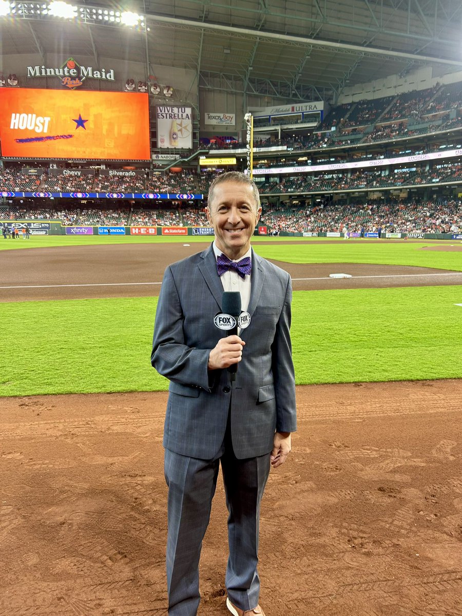 Everyone looks cooler sporting @DoItForDurrett colors. If possible, even @Ken_Rosenthal.
