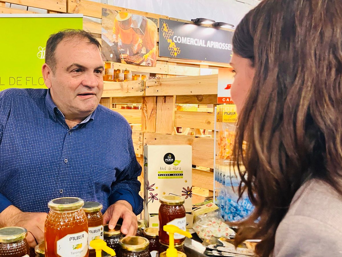 mncsls's tweet photo. Que el Perelló és la capital de la mel queda molt clar quan visites la Fira de la mel i l'oli, que celebra ja la 144a edició. La qualitat dels productes de proximitat defineix les nostres terres i és un motiu d'orgull i i d'autoestima. 

#Firabril #10comarques100trobades https://t.co/XuD4jiwMpU