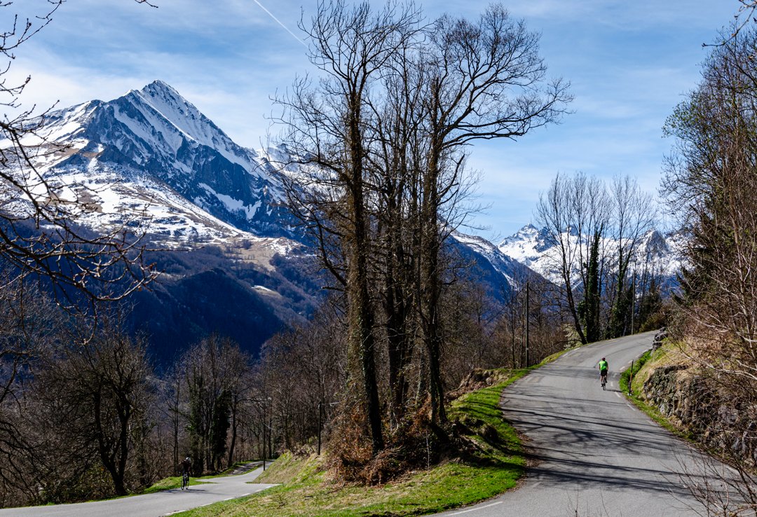 The hidden gem climb of Col de Couraduque for #switchbacksaturday 😍 If you want to get off the beaten #TourdeFrance path, then add this one to your list. A beautiful climb in Val d'Azun...if you have a gravel bike you can connect to Soulor & Spandelles at the top ! #cycling