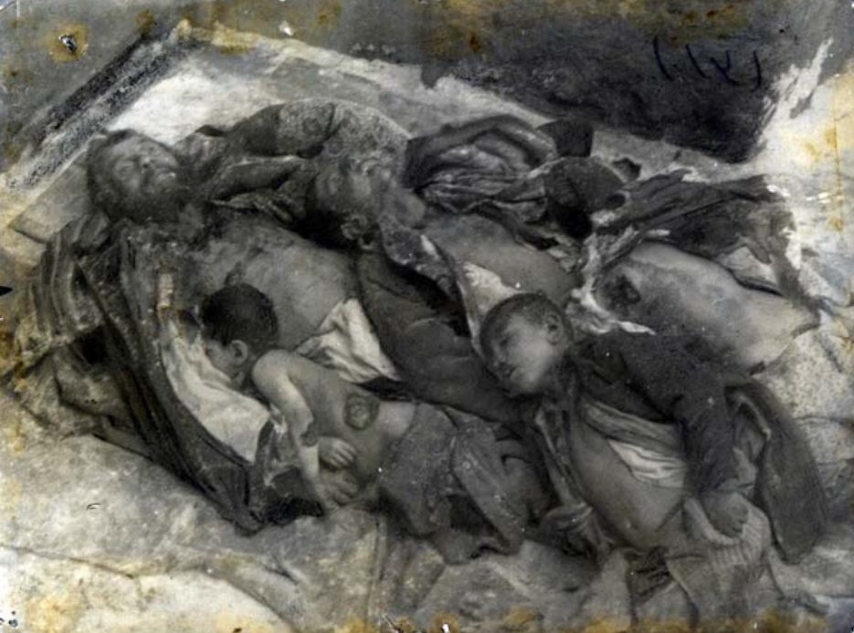 Ermeni çetecileri tarafından katledilen Hacı Müştak Efendi ve çocukları.

Erzincan, 1918.

Bodies of Hadji Mustak Effendi and his children, who were murdered by Armenian gangs. 

Kaynak: MSB.