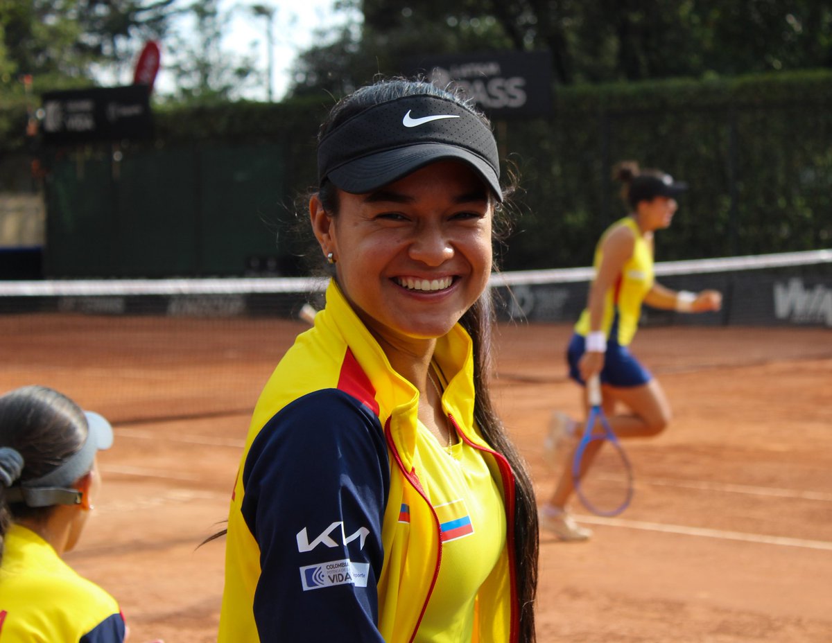 TorneosTenisCol's tweet photo. Que grande mi Colombia 🇨🇴 

No paramos de sentir esta pasión aquí en esta Billie Jean King Cup 🏆 

Grande esa sonrisa 😊 

#Todassomostenis #Tendencias #Tenis https://t.co/m3jZoezC2f