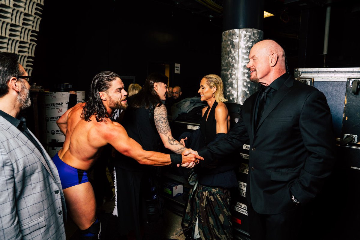 Brushing with Greatness. 🤝🏻 Behind the scenes at #WrestleManiaXL. Paying my respect to The Deadman.
