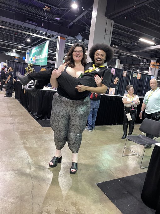 What is this?? @BBWAdventures &amp; @TransNificent1 hanging out at @EXXXOTICA together?! @AmazonAmanda  @TdaddyZe<a class="tags" target="_blank" title="On Twitter" href="/?out=eyJ0eXAiOiJKV1QiLCJhbGciOiJIUzUxMiJ9.eyJpYXQiOjE3MjEzNTM5NzMsImlzcyI6InR3cG9ybnN0YXJzLmNvbSIsIm5iZiI6MTcyMTM1Mzk3MywiZXhwIjoxNzUyODg5OTczLCJyZWRpcmVjdF91cmwiOiJodHRwczovL3R3aXR0ZXIuY29tL0JCV0FkdmVudHVyZXMifQ.d38l7vBpaqXt_2hmZd8XYDy-c4M-o2xsDC4ikLITBz-_TRMD55M2owiBxyminmhLSqyPOmMuMQi-9YN5qjaGZQ">@BBWAdventures</a><a class="tags" target="_blank" title="On Twitter" href="/?out=eyJ0eXAiOiJKV1QiLCJhbGciOiJIUzUxMiJ9.eyJpYXQiOjE3MjEzNTM5NzMsImlzcyI6InR3cG9ybnN0YXJzLmNvbSIsIm5iZiI6MTcyMTM1Mzk3MywiZXhwIjoxNzUyODg5OTczLCJyZWRpcmVjdF91cmwiOiJodHRwczovL3R3aXR0ZXIuY29tL1RyYW5zTmlmaWNlbnQxIn0.IKZNdbsZWzYFF-i5WpyCA-OwlP4nqVzXeyvmq35CRWnKQkpbvV6QduZVMee3TD3Cjp52XSRwsyE_2u6oSNdO0w">@TransNificent1</a><a href="/tag/transroommates"class="tags"><span>#transroommates</span></a>