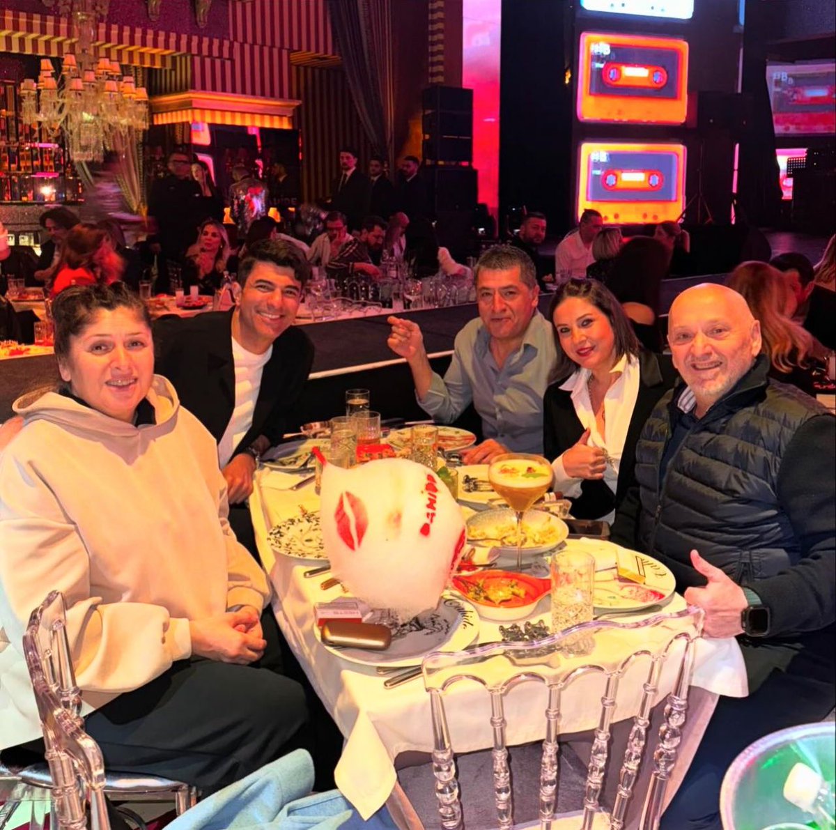 EnginAkyurek_Pe's tweet photo. #EnginAkyürek y sus managers de @Artistanbul1 https://t.co/248L6awH3f