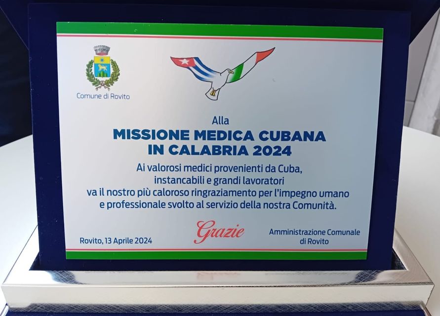 🩺En Calabria, Italia🇮🇹 , reconocen el quehacer de la Brigada Médica🇨🇺 que allí labora. Un homenaje a los profesionales de la salud de esta pequeña Isla, continuadores del legado solidario y humanista de #FidelPorSiempre. ¡Felicidades🪻! 🔗bit.ly/3JgD8bx #CubaPorLaVida