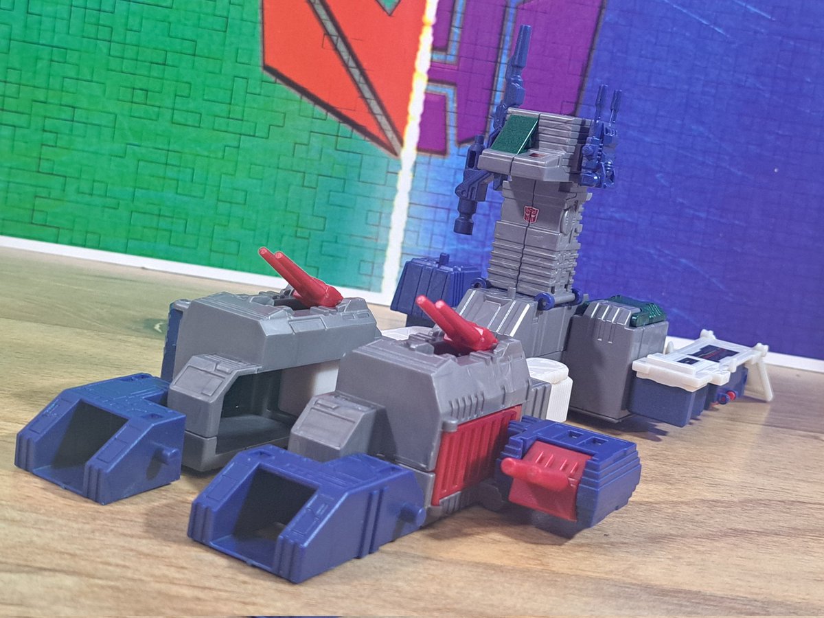 Here's the big lad, Kabaya Fortress Maximus! This is the second version with a few painted elements and better shades of blue and grey. It's definitely a fun build and a nice little end result! Check replies for more pics! #transformers #Maccadam