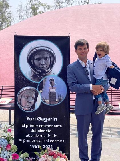 Amazing familial resemblance!! 😳 This is the grandson of the first man in space, Yuri Gagarin. 🚀 🇷🇺 His name is Yuri, too. Yuri Kondratchik. He is the son of Gagarin’s daughter, Galina. Interestingly, his profession has something to do with the sky too: he currently heads…