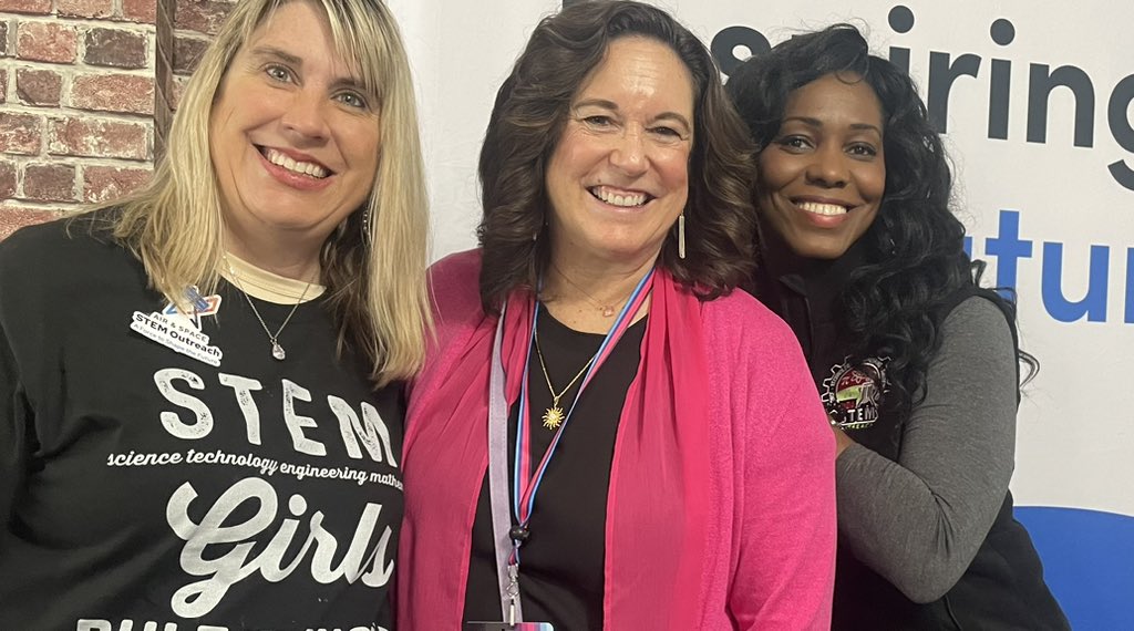 Honored to have met, Dr. Cindy Marten, today Deputy Secretary of Education at the #NationalSTEMFestival she enjoyed our magic wand programmed with @scratch and @microbit_edu . Grateful for her support of #STEMeducation @AEF_Program @DoDstem