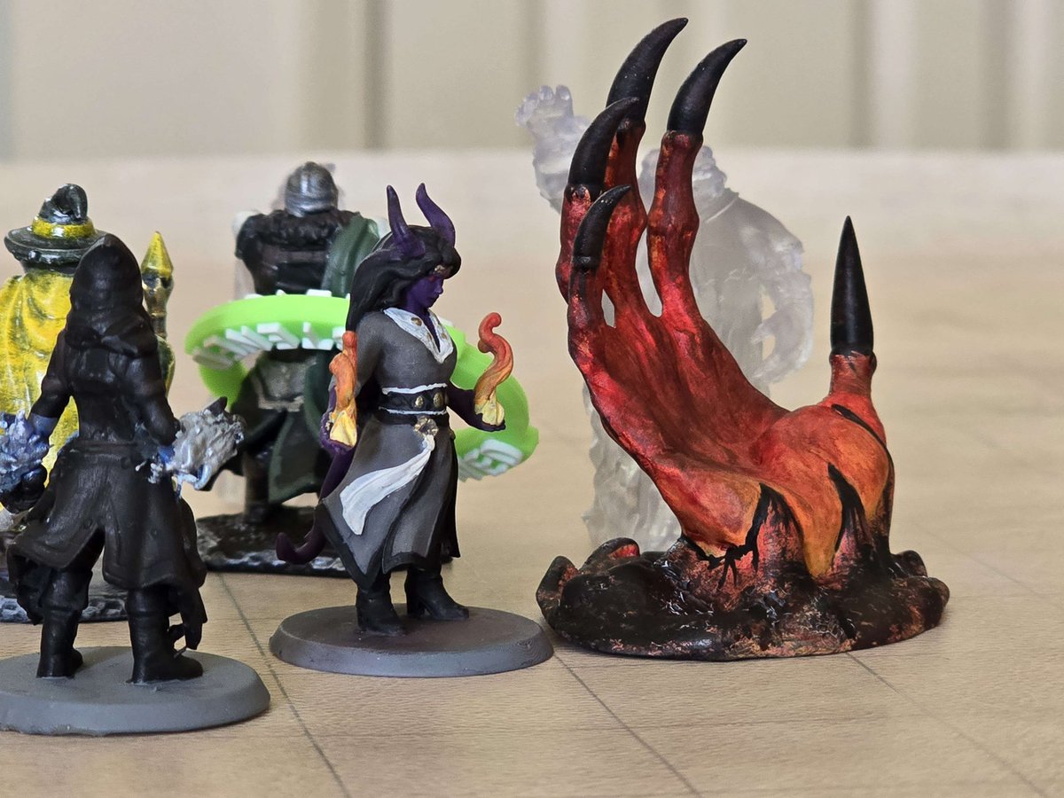 racho_ren_'s tweet photo. Highlight from today’s D&amp;D session was revealing the latest mini my husband 3d printed and I painted. Asmodeus’ hand… (cosmetic version of Bigby’s hand) and it got a Nat20 on its first ever attack! #dnd5e #miniaturepainting https://t.co/BroIacSiYb