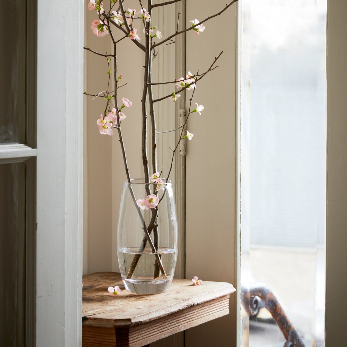 LuxBondGreen's tweet image. The first budded branches are sure sign of lovely days to come. Honor the upward-moving energy of early spring with a long, tall vase that brings fresh aliveness to your space.

#SimonPearce #SetTheTable #LuxBondGreen