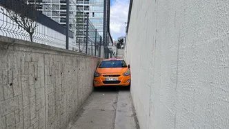 A taxi driver in Turkey’s Ankara got his car stuck between walls while trying to flee the police. The police later confiscated the driver’s license. duvarenglish.com/turkish-driver…