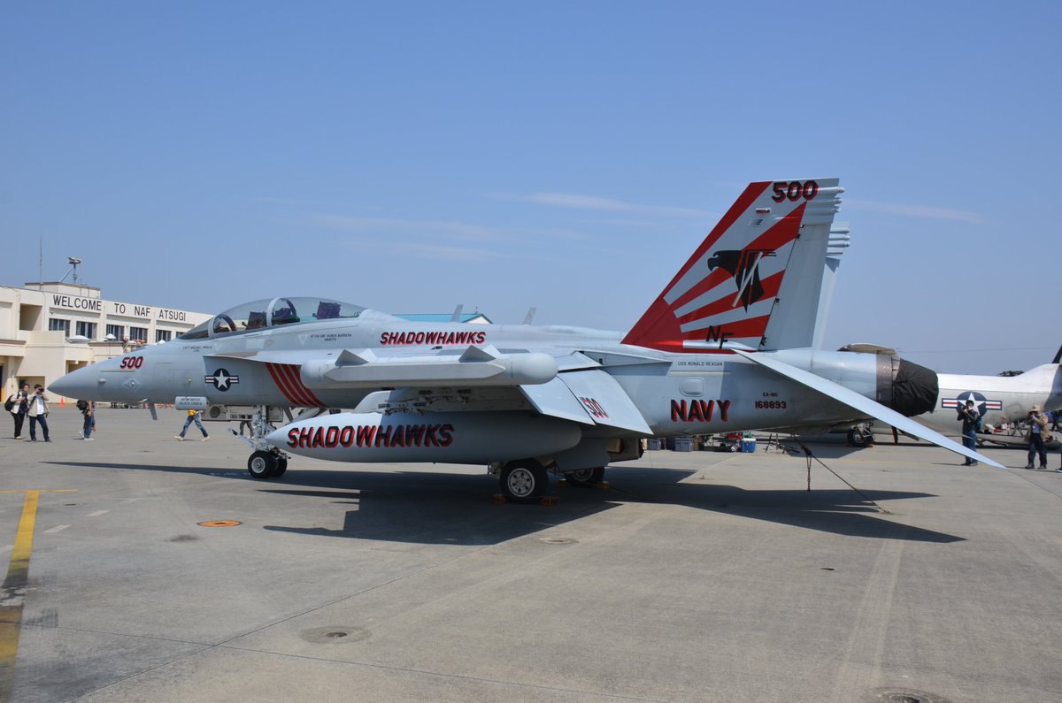 Sheffield_DD120's tweet photo. #土日はフォロワーさんが増えるらしい ＃岩国 #F18 ＃EA18G ＃VAQ141 #NAVY F/A18系列の戦闘機が好きです特に部隊では #ShadowHawks の塗装機が好みです！ https://t.co/74jR4DWJju