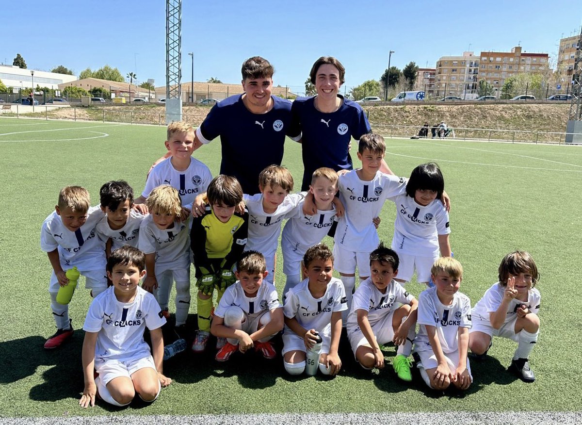 Con las victorias del PRE B ante @Vilamarxant_CF y del PRE D @CFCRACKS en su desplazamiento a @cdjmanisense, los de DARÍO siguen en segundo puesto luchando por el liderato y los de los hermanos ARJONA continúan una semana más líderes en solitario. VANOS CRACKS!!! ⚪️🔵👏👏👏