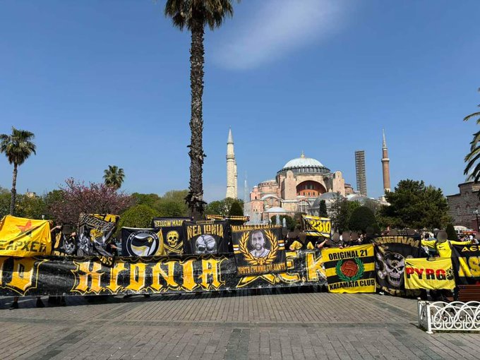 Bugün 100. yılını kutlayan AEK'li taraftarlar, İstanbul Ayasofya önünde pankartlarını açtılar.