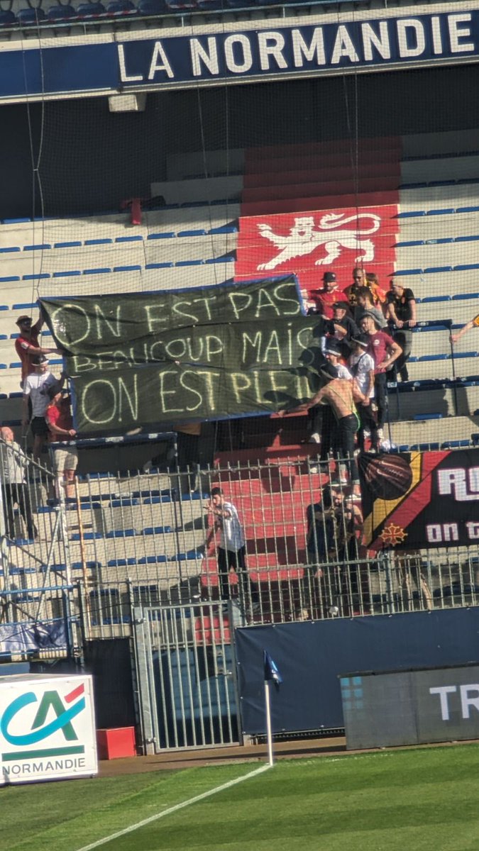 La banderole des supporters de Rodez ce soir 😭 « On n’est pas beaucoup mais on est plein » (📸 @WeAreMalherbe)
