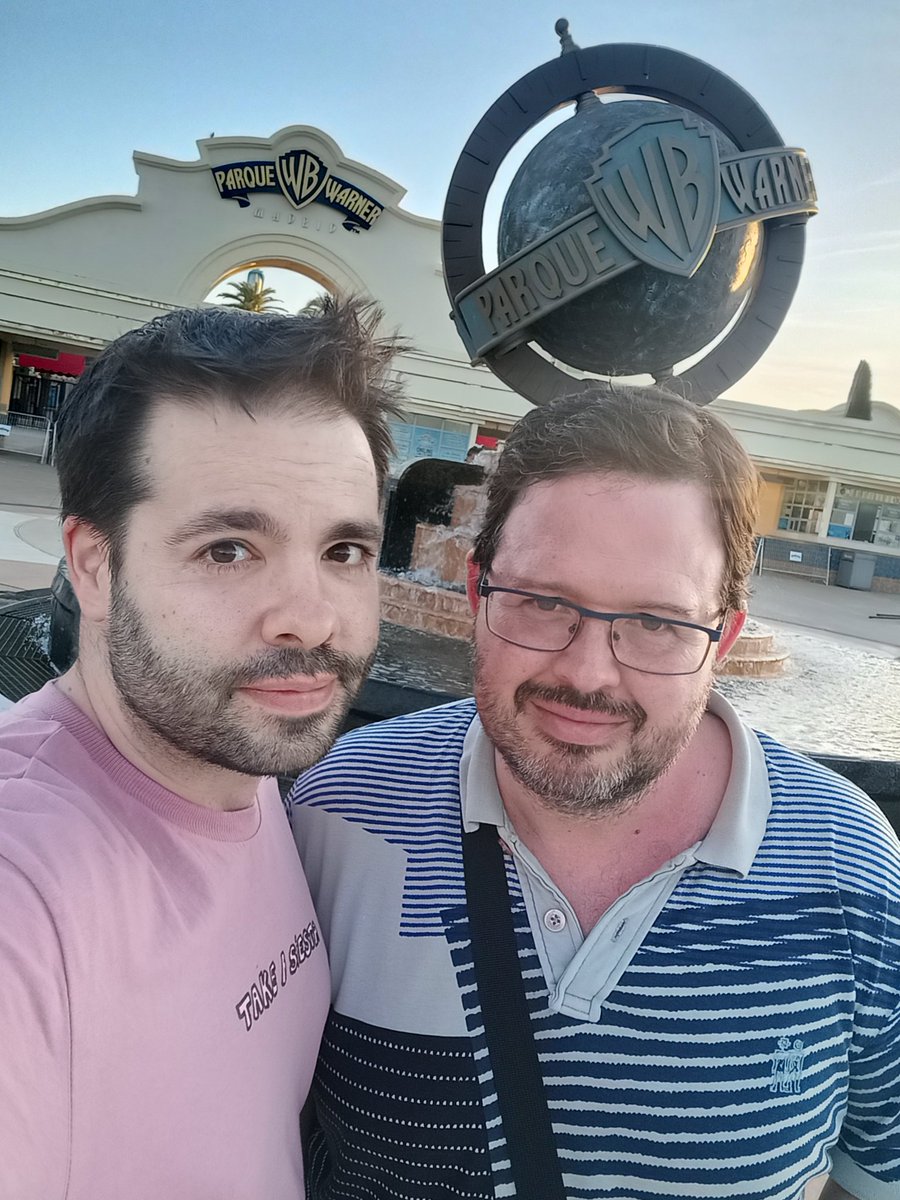 ¡Pedazo de día en <a href="/ParqueWarner/">Parque Warner Madrid</a>!