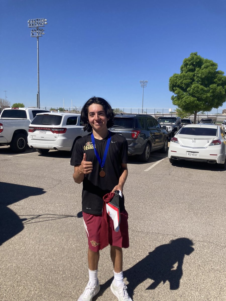 We had awesome matches from the whole 🎾 team and would like to congratulate Patrick on his win in the Montwood/Americas 2 day tournament❤️🖤💛@EDAztecs_HS @Coach1Martinez