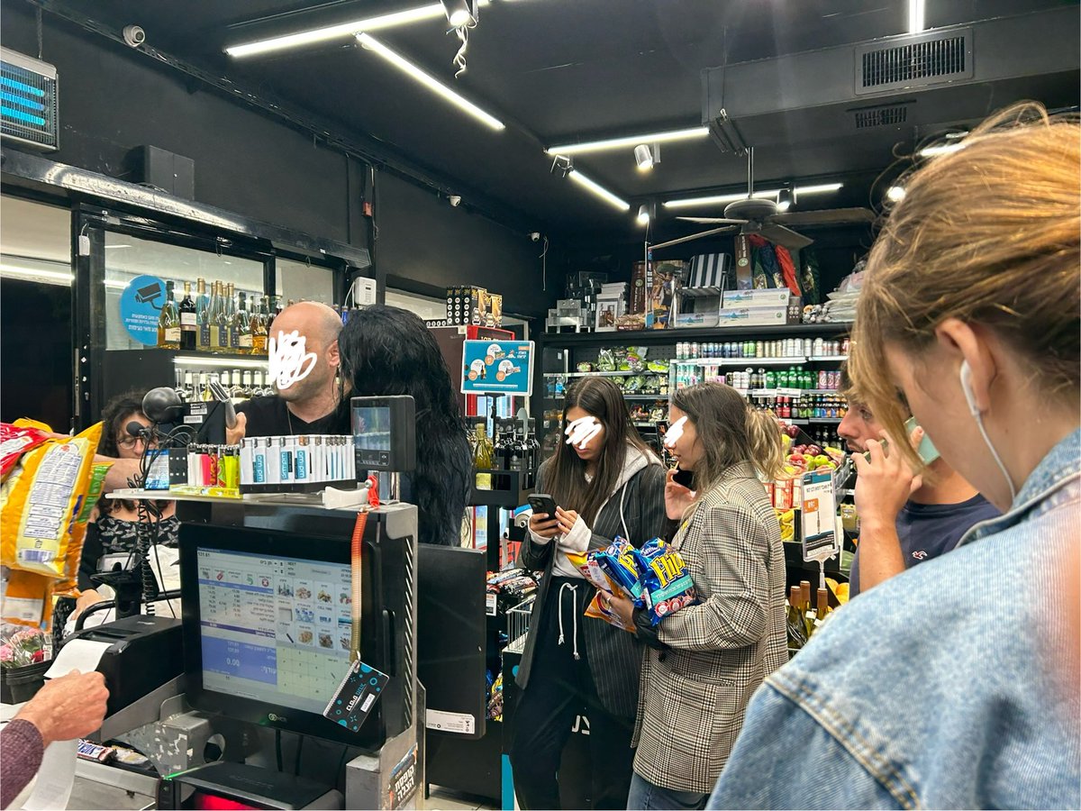 Supermarkets in Tel Aviv are packed – people buy food and water for the next days. „Preparing for Armageddon“ says the man in the queue behind me. A second wave of drones has been launched by Iran at #Israel #iran #telaviv @sternde