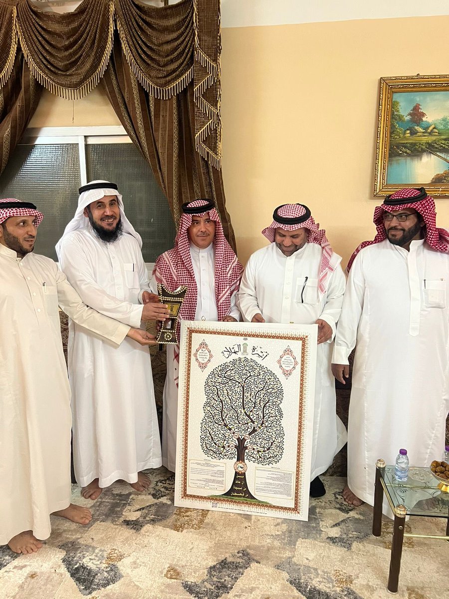 albahlall_news's tweet photo. #أخبار_أسرة_البهلال #أعيان #الأسره 
 #السعودية #الكويت #مصر
قام وفد من اللجان العاملة بزيارة لأبناء العم /
سليمان بن موسى بن أحمدالبهلال رحمه الله 
مغرب السبت الموافق ١٤٤٥/١٠/٤هـ تم خلالها تسليمهم نسخة خاصة من شجرة الأسرة للعام ١٤٤٥هـ  تكريماً وعرفاناً بجهودهم المباركة في مسيرة أسرتنا الكريمة