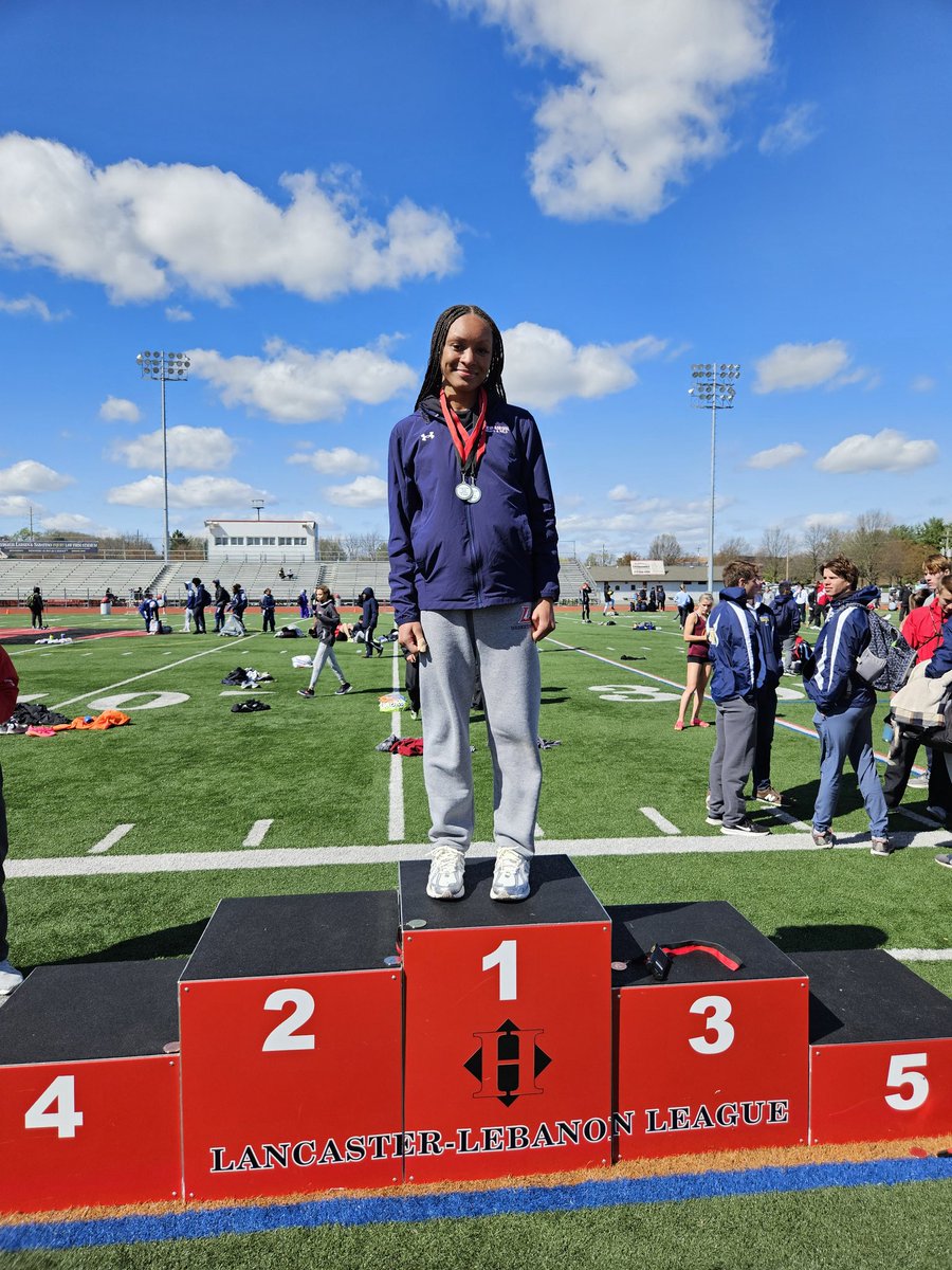 Double wins for Zariyah Whigham in the Long and Triple Jump at the Black Knight Invite! 17-11.5 in Long and 39-1.25 in Triple which also improves her TJ school record!!! 🔥 🔥 🔥