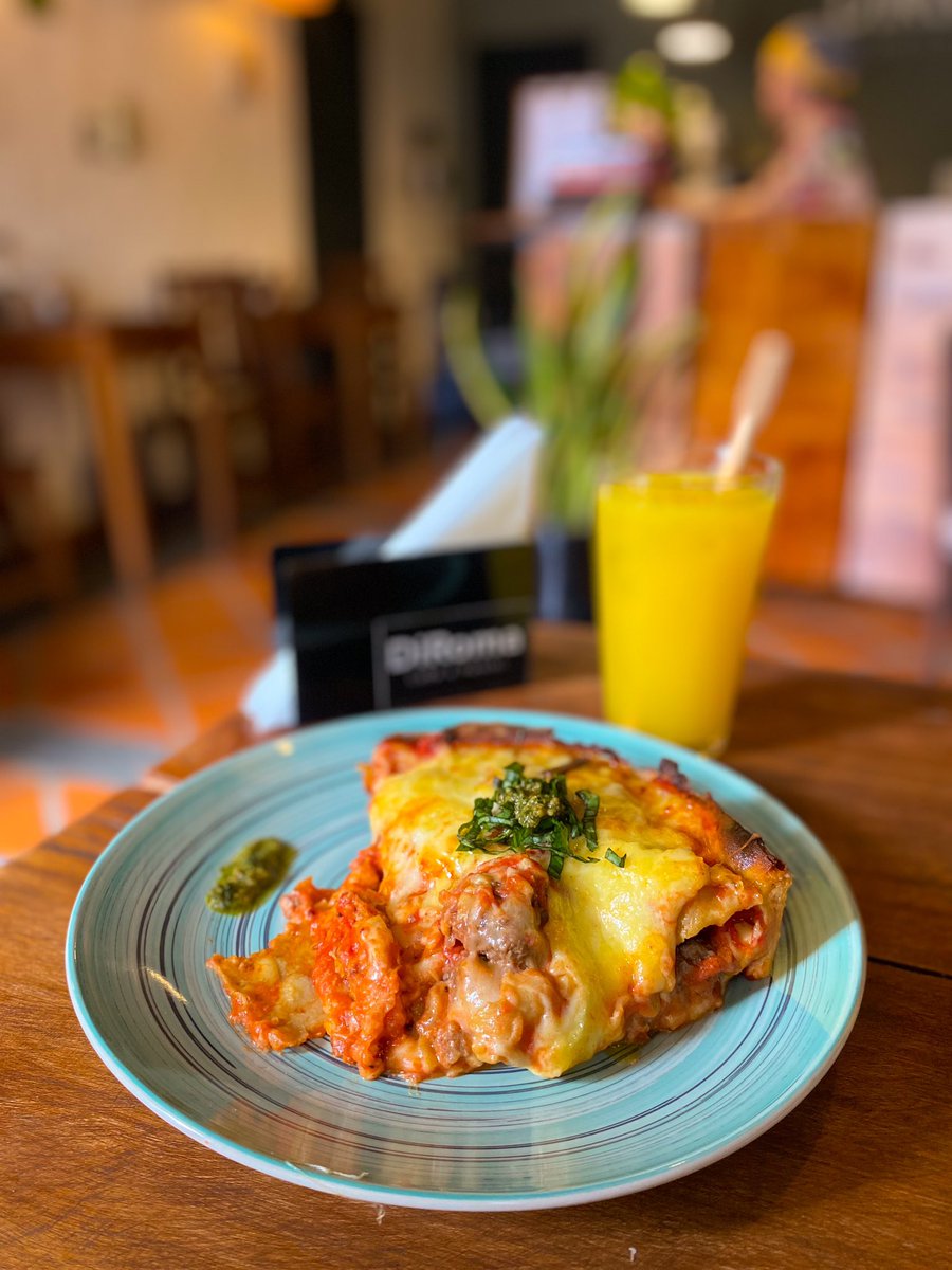 Rinconcito Italiano en Luque 🇮🇹 Di Roma cafetería, probé la Lasagna más sabrosa!!! Está ubicado en el centro mismo de la ciudad, también tienen cafés de especialidad y una variedad de paninis hechos con Pan de masa madre.  Recomendado! 10/10