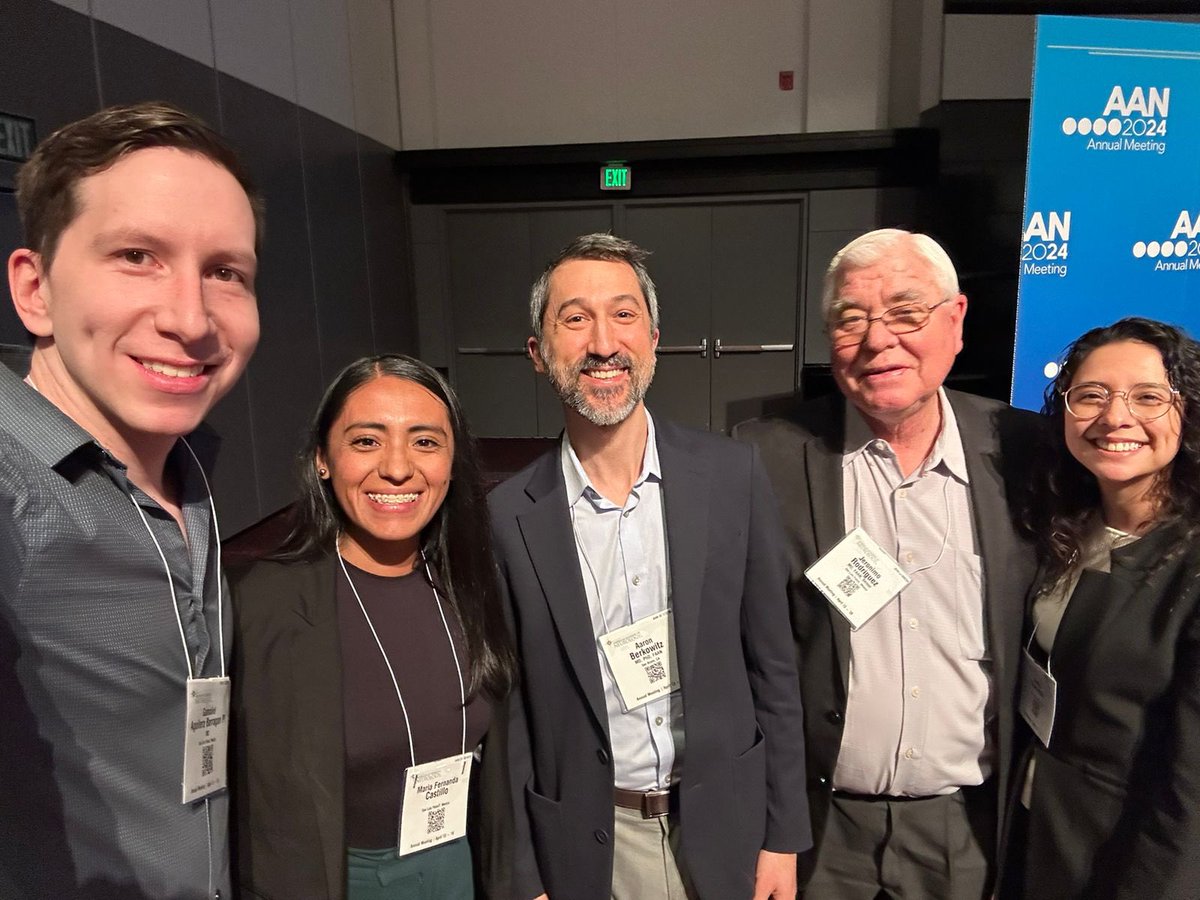 HCneuroUASLP's tweet photo. Learning from the best @AaronLBerkowitz 
Glad to meet you 

#AANAM2024 @AANmember https://t.co/A9YKfaKmCi