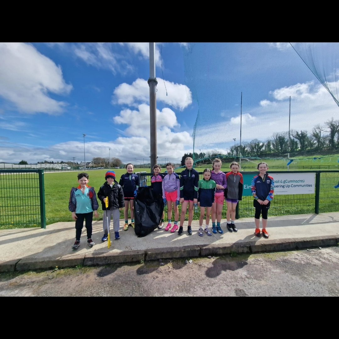 Some of the Doheny Girls U12s getting stuck in to support @AnTaisceNationalSpringClean at the club grounds! 💪😎 Well done to @Dunmanway community Council for organising this locally 👏👏 #healthyclub #tidytowns