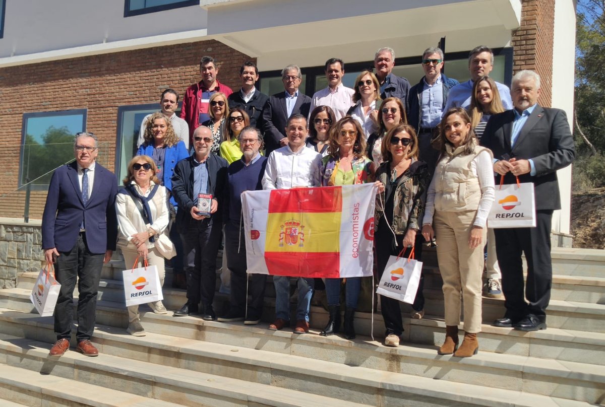 economistasrm's tweet photo. 🔴 Hoy, representantes del Colegio y nuestro decano, @RmadridRamon, han visitado las innovadoras instalaciones de @Repsol Cartagena como parte de las acciones de Networking que realiza la institución. https://t.co/MW04ijNsS3
