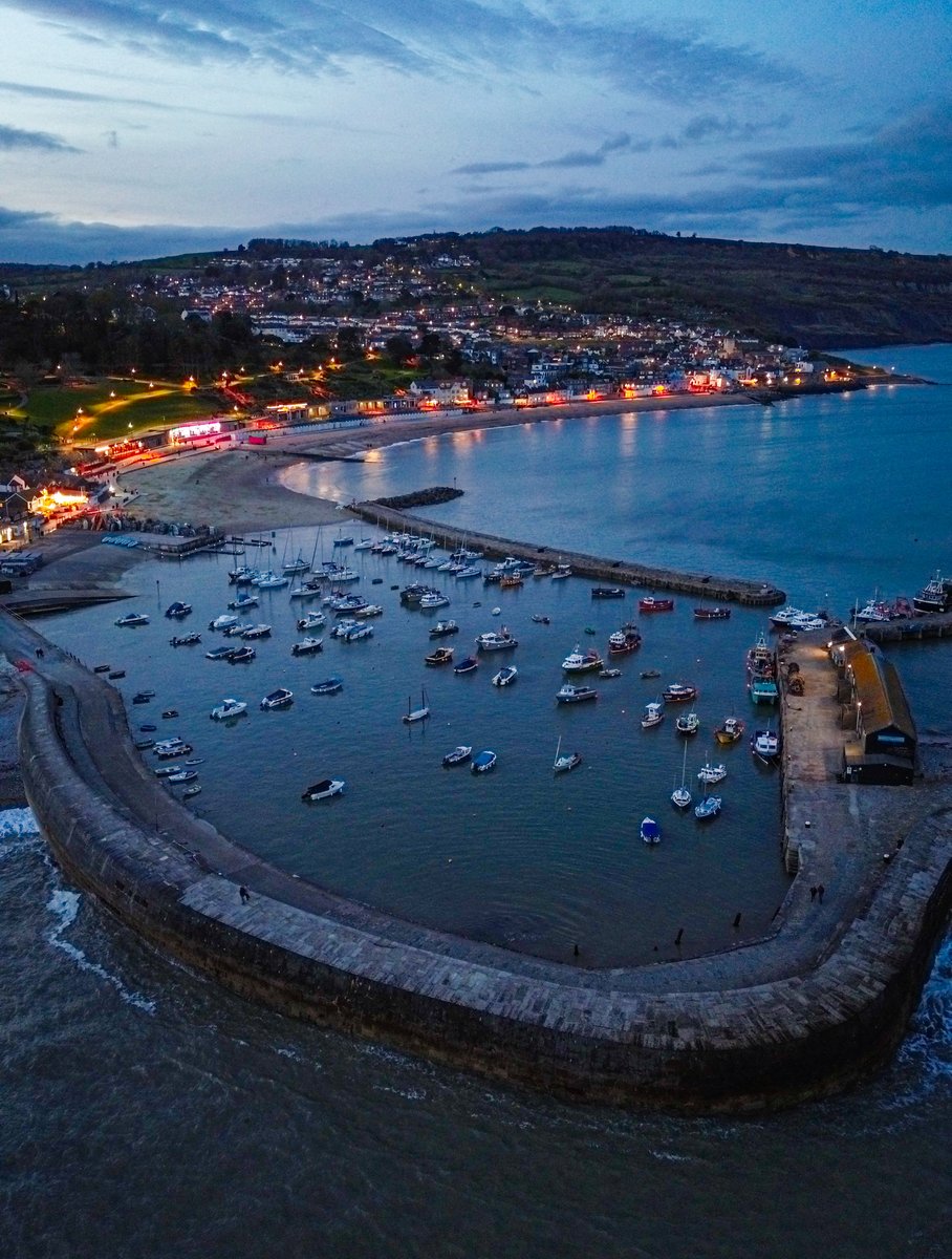 Lyme as night falls
#lymeregis #dorset #nightphotography