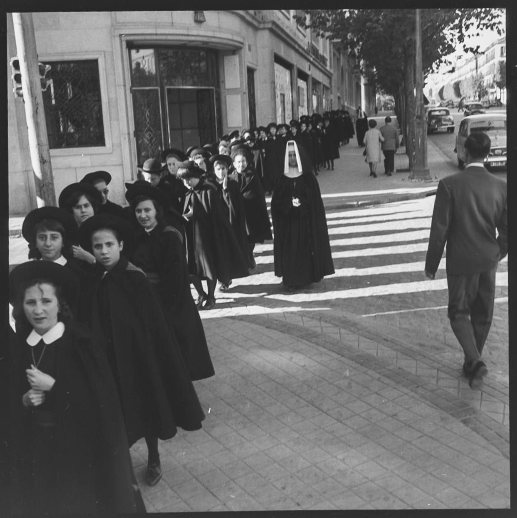 ¿Quién sabe dónde? #CSIMadriles ¿De qué colegio serían las niñas? 📷Sam Wagenaar, 1958-1960