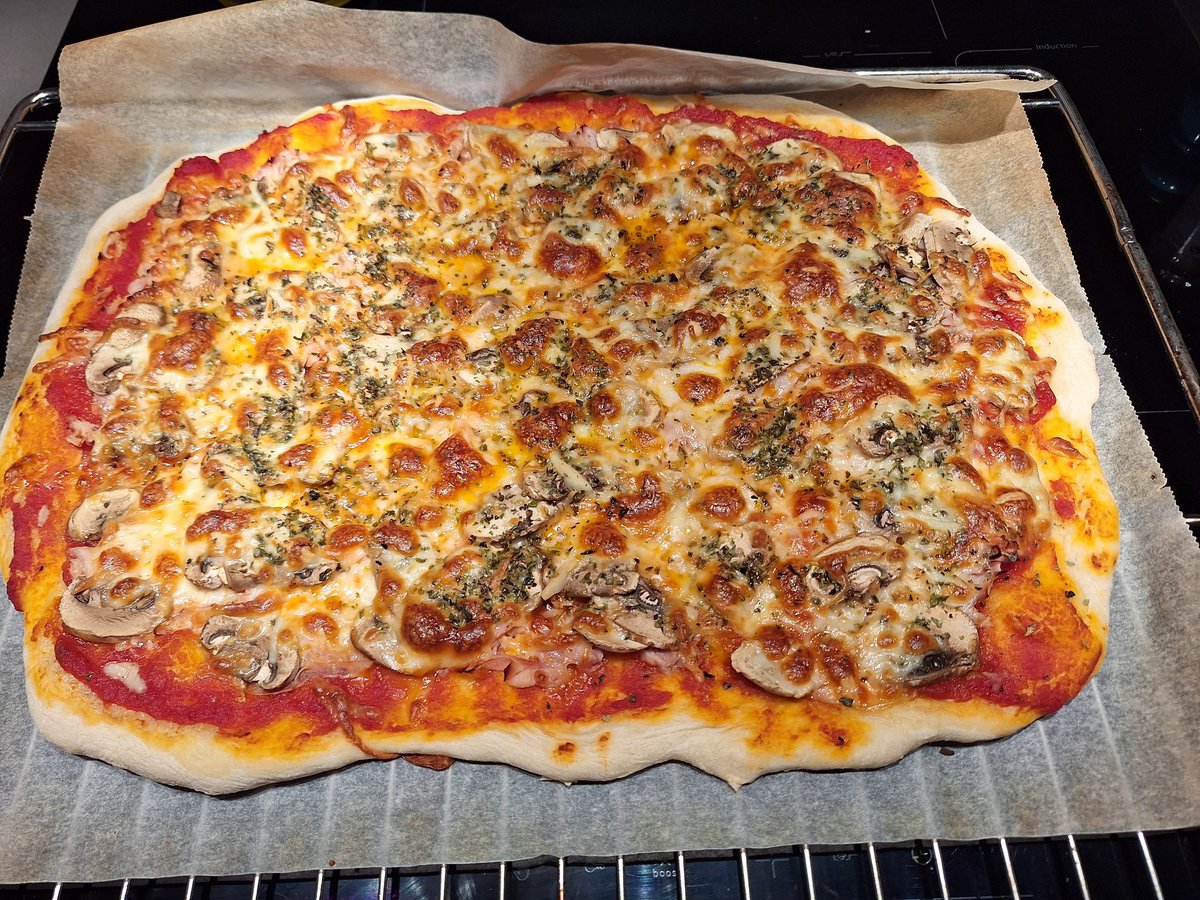 peremestre's tweet photo. Avui tinc una pizza molt especial, la primera en 5 anys amb l'abeji. #StopTCA #SalutMental https://t.co/9dO8FSkS2y