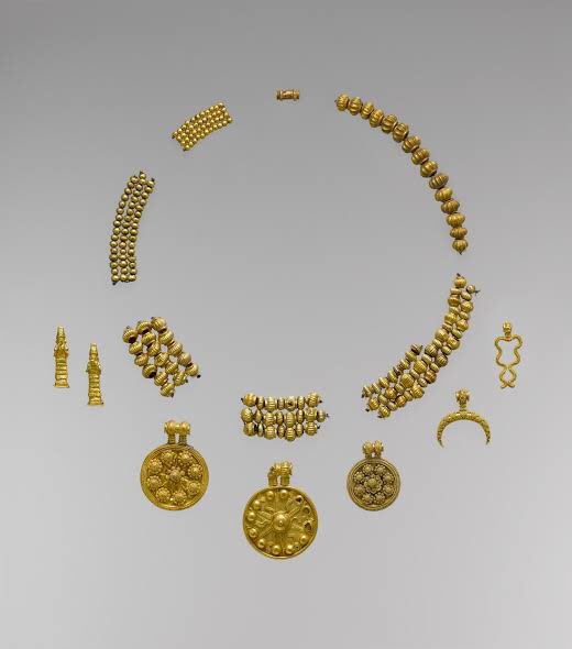 Dilbat’ta ele geçen Antik Babil kolyesi. Tanecik tekniği ile işlenmiş kolye üzerinde şimşek, hilal, rozetler ve tanrıça Lama figürünleri var. Muhteşem..
