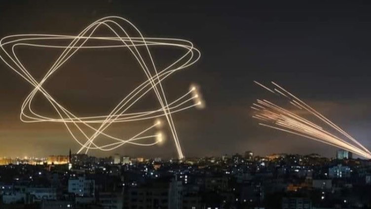 yassine_ab13's tweet image. ▪️ Situación PELIGROSA 🇺🇸🇮🇷

-Washington y Tel Aviv, coordinan una respuesta, estado de urgencia. 

-Teherán ha hackeado los radares de las Fuerzas Armadas de Israel.

-Yemen lanza docenas de misiles. 

-Irán, Siria, Irak, Jordania, cierran 
espacio aéreo.