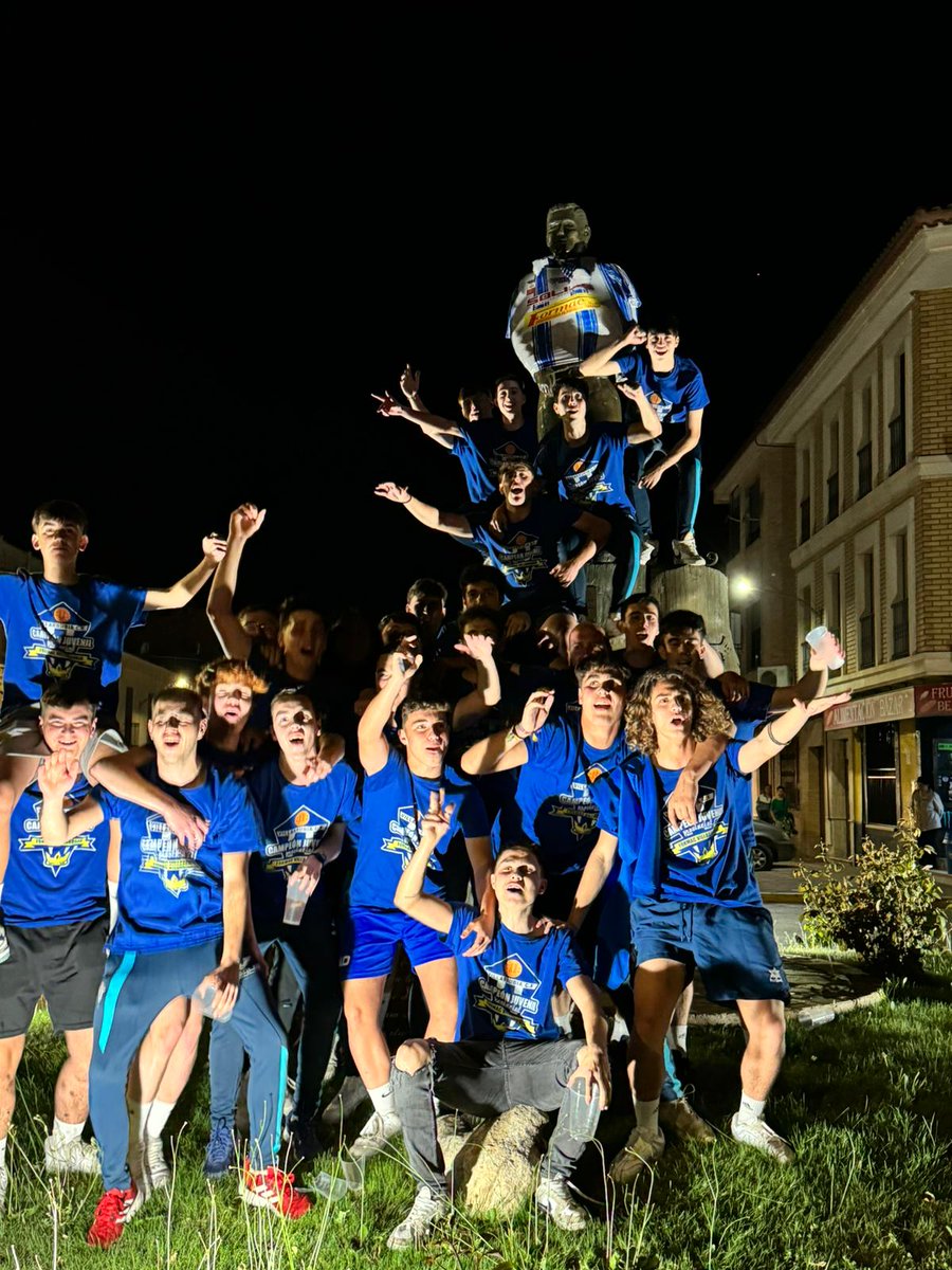 VXVILLARRUBIACF's tweet photo. 😴 Buenas noches...

🤍💙 Nuestro 'Madrugador' ya luce de blanquiazul...

🤩 ¡Estamos de enhorabuena!🤩

🥳 Y seguimos de celebración 😎

🤍💙 #FormacVillarrubiaJuvenil https://t.co/RNO2JbPLX8